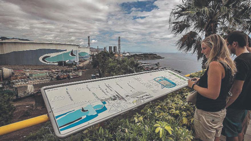 Instalaciones de la Refinería de Cepsa en Santa Cruz de Tenerife, durante unas jornadas de puertas abiertas.