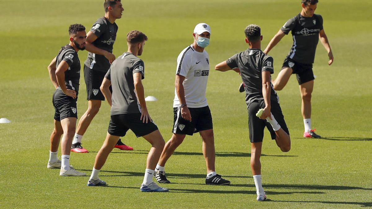 El técnico malaguista durante una reciente sesión preparatoria sobre el césped del estadio de La Rosaleda.