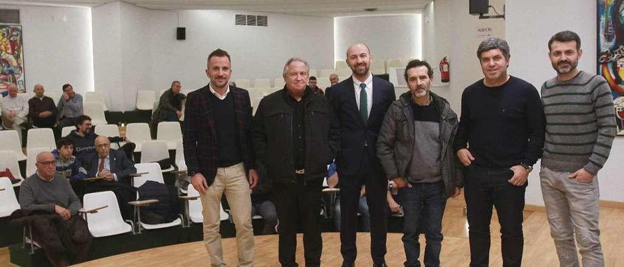 La directiva de la UD Ourense posa con los socios presentes en la asamblea ordinaria. // Iñaki Osorio