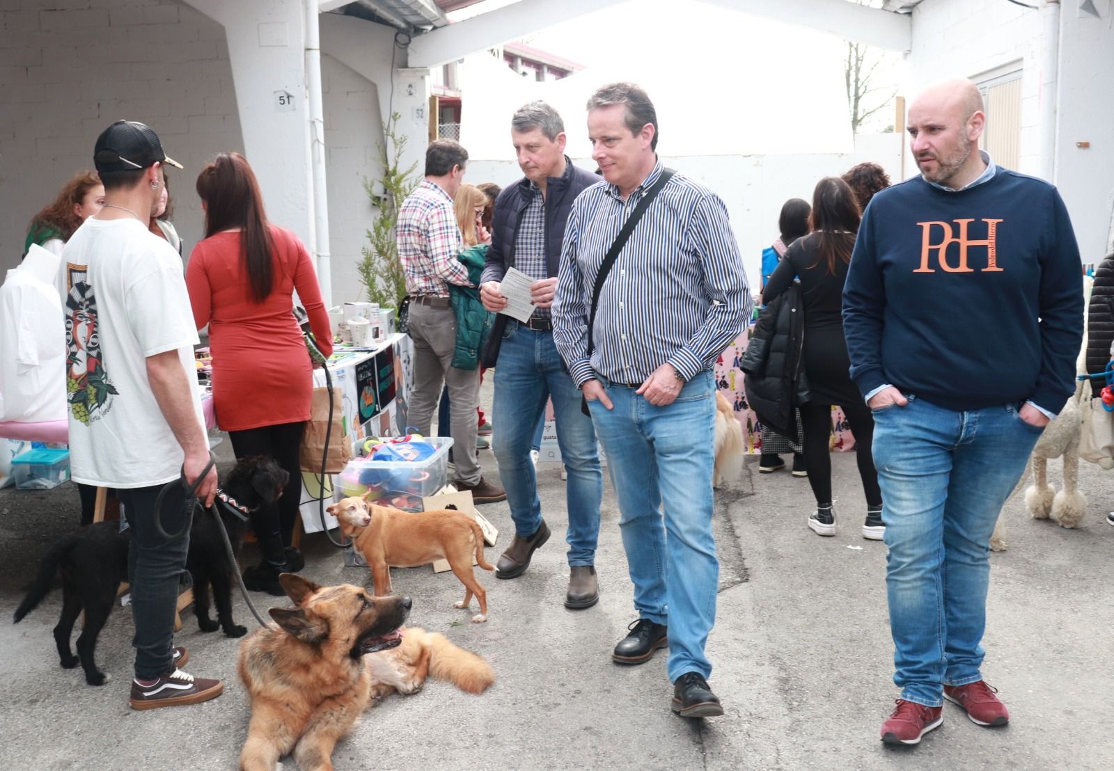 Éxito de público y animales en la 28ª Feria del Perro de Tineo