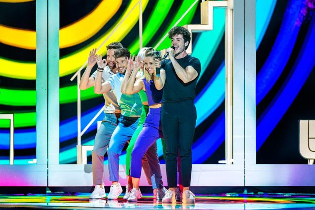 Miki y los bailarines de su puesta en escena para Eurovisión