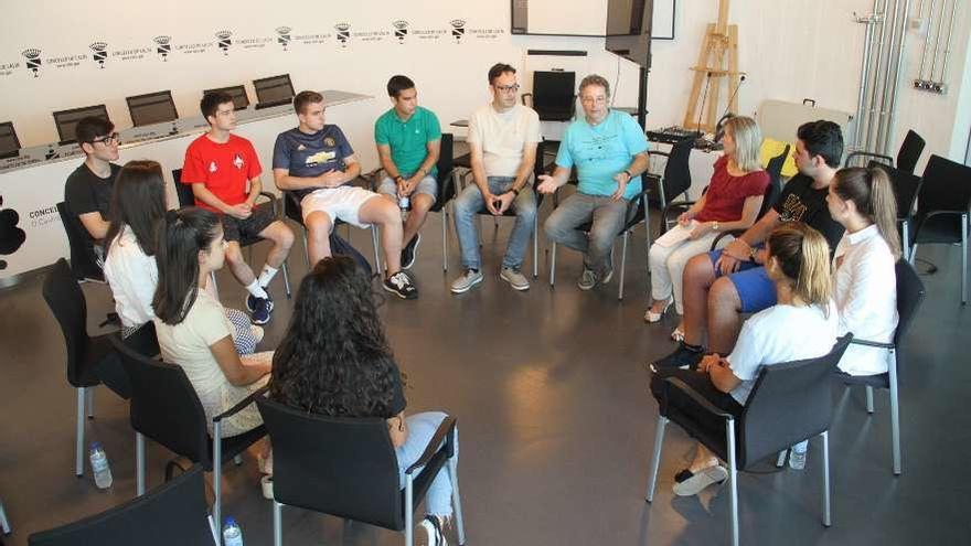 Reunión mantenida ayer entre Paz Pérez y los jóvenes lalinense que viajarán a Lalinde.