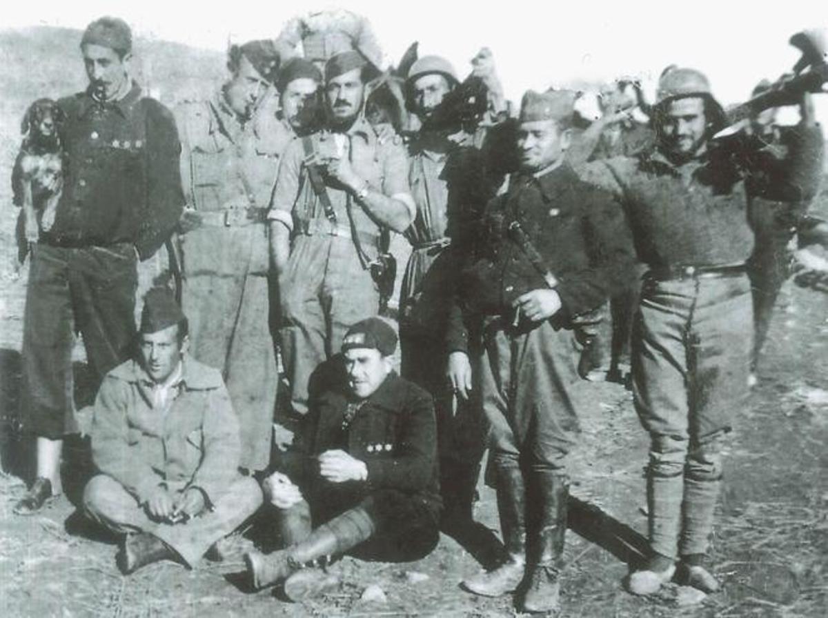 A la derecha, Gregorio Pampliega, abuelo del autor, en el frente con otros mejoreños, en el frente de la sierra de Madrid, en 1936
