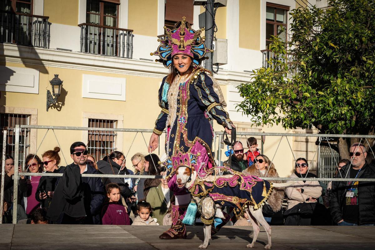 Noelia Pavón desfila con Enzo.