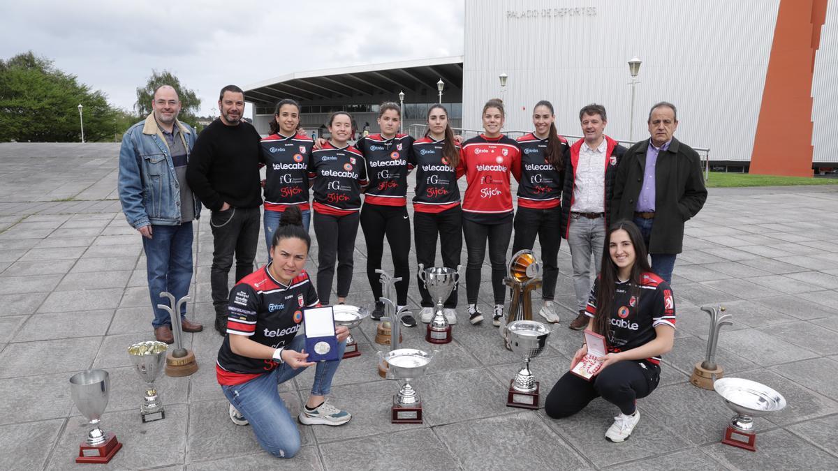 JUGADORAS, TÉCNICOS Y DIRECTIVA DEL TELECABLE HOCKEY CLUB GIJÓN CON TODOS SUS TROFEOS CONSEGUIDOS, PALACIO DE LOS DEPORTES.