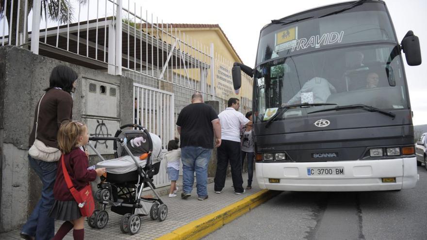 Escolares de Carral esperan una hora cada lunes por el bus al compartirlo con un instituto