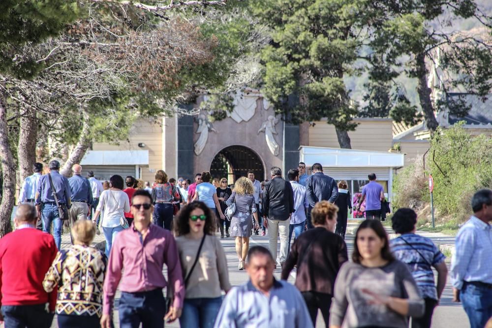 Afluencia masiva de visitantes al cementerio de Orihuela