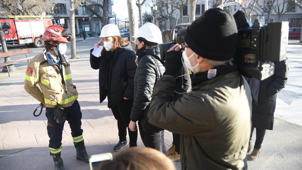 Els veïns afectats per l'incendi del bloc de pisos tornen a l'edifici per recollir objectes personals