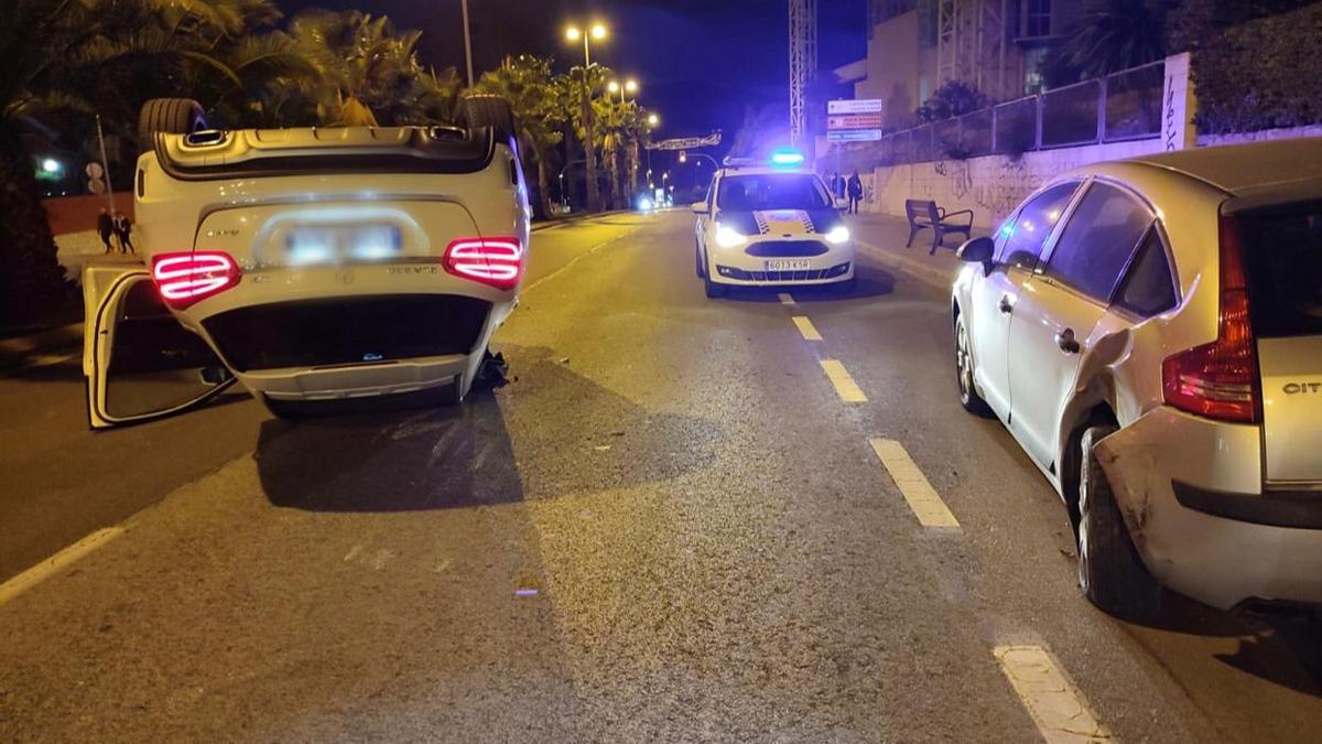 Un coche vuelca en un aparatoso accidente en la avenida de La Condomina en la Albufereta