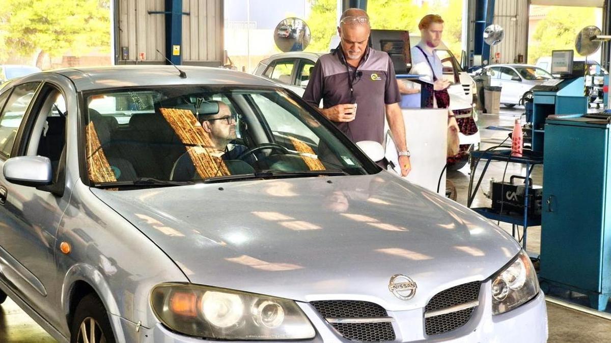 Gabi Esnal, en el interior de su coche, junto al mecánico que, colgado del cuello, lleva una de las bombas magnéticas que facilitan la comunicación.