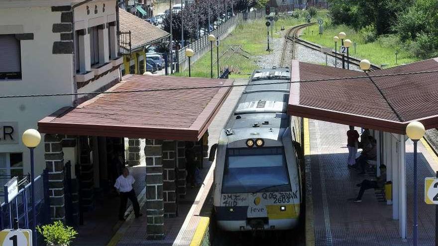 Un tren de Feve detenido en la estación de Moreda.