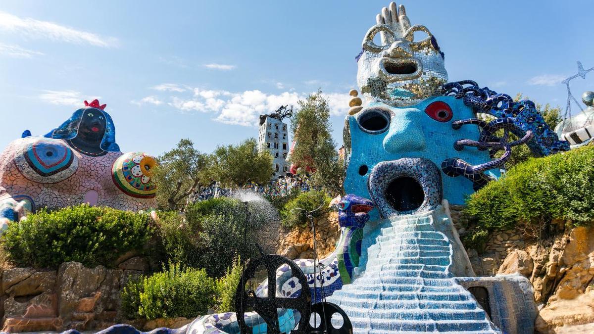 El esotérico jardín de esculturas de la Toscana que recuerda al parque Güell de Gaudí