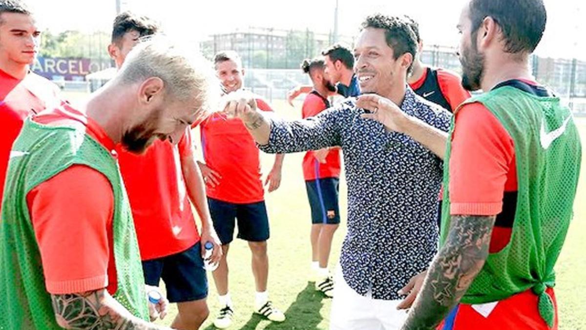 Adriano bromeó con el color de pelo de Messi