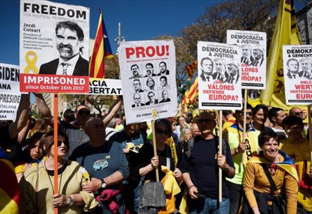 Manifestantes por la libertad de los políticos presos exhiben, ayer en Barcelona, carteles con sus rostros.