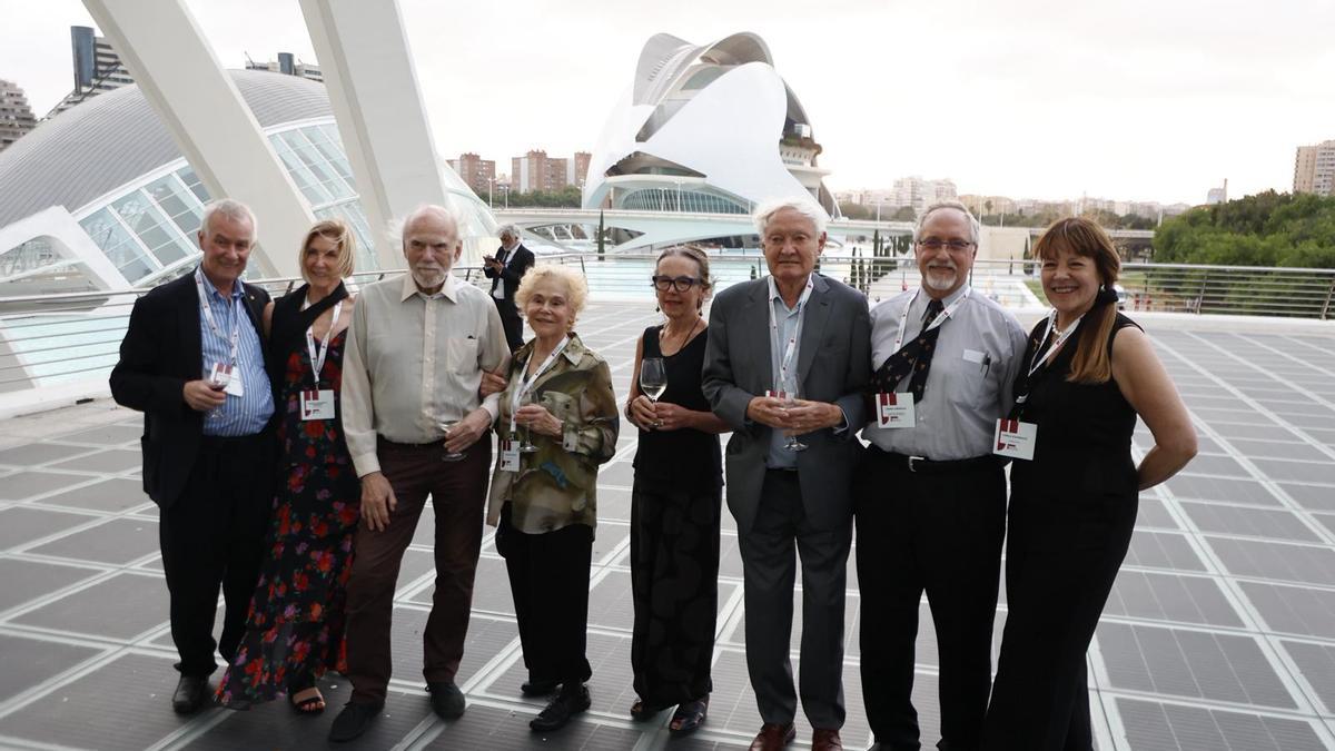 Los premios Nobel Richard Roberts (Medicina 1993), Barry Barish (Física 2017) y Joaquim Frank (Química 2017), y el hijo del profesor Grisolía, con sus acompañantes.