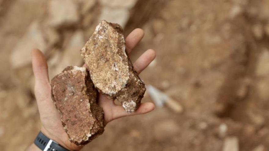 Piñán muestra restos de pinturas parietales decorativas hallados en la excavación. | Irma Collín