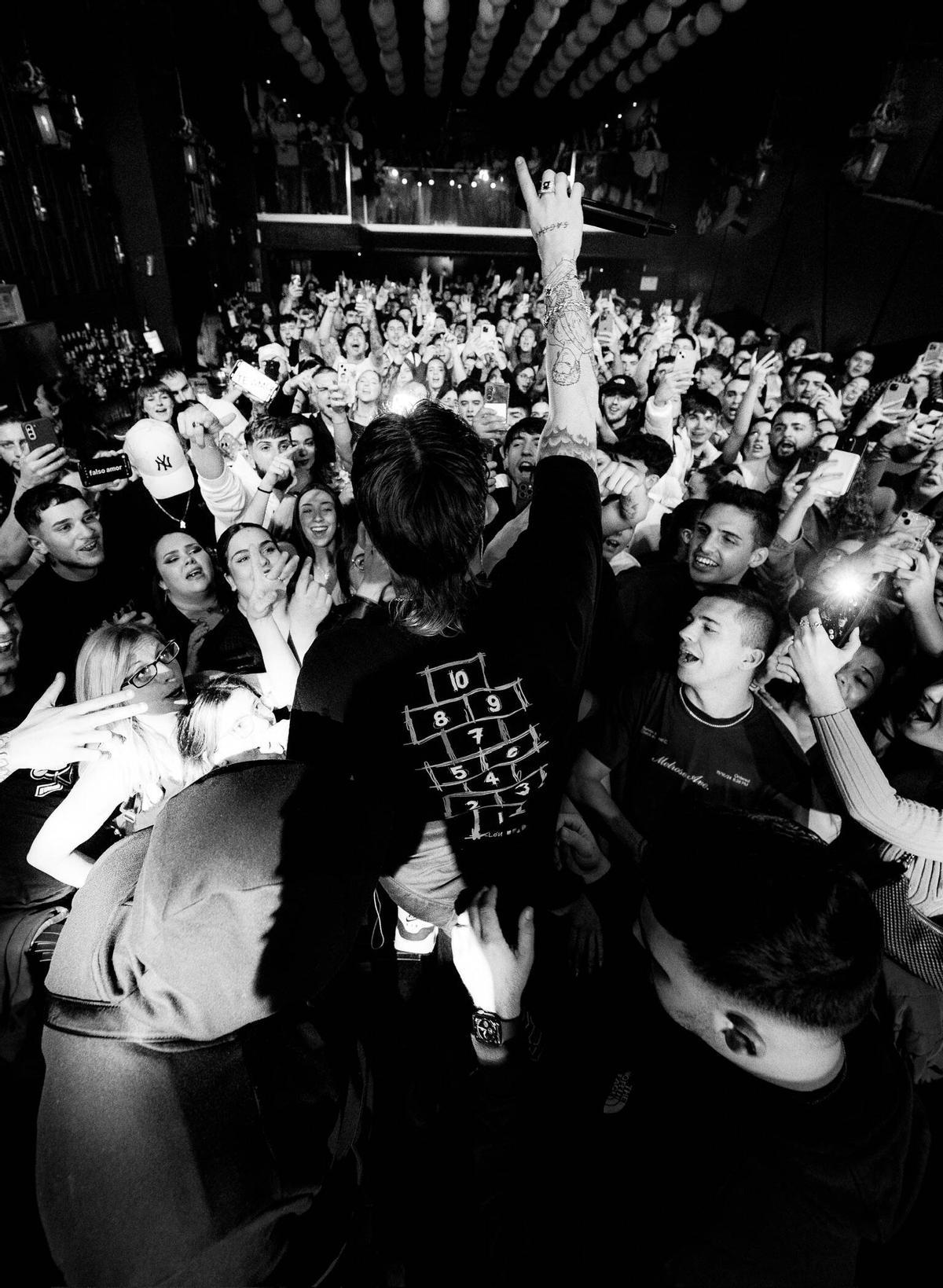 El cantautor J Abecia, con una camiseta de 'Merdellón', en pleno concierto.