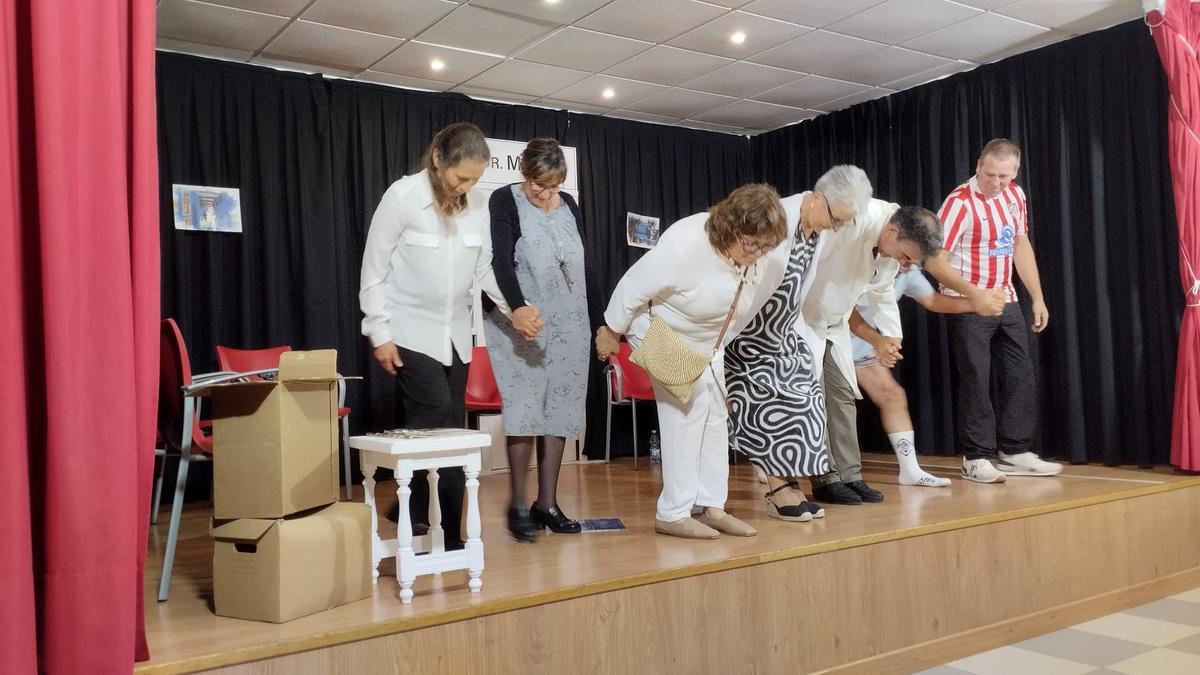 Los actores y actrices tras la función.