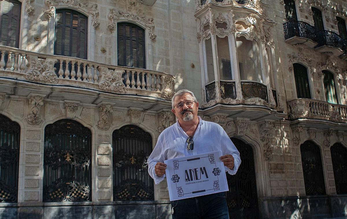 José Antonio Martínez, presidente de la asociación modernista que debe 20.000 euros al Ayuntamiento de Cartagena | LOYOLA PÉREZ DE VILLEGAS