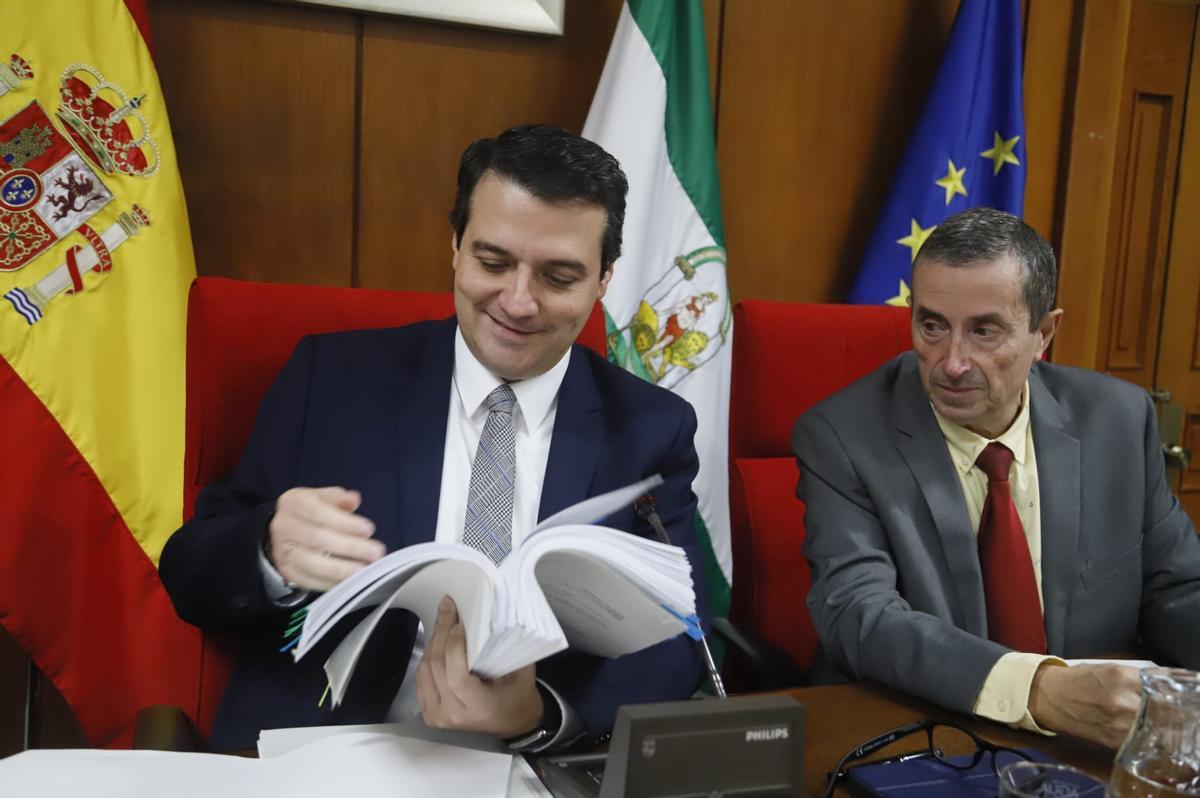 El alcalde José María Bellido revisa unos papeles en el pleno, junto al secretario Lavela.