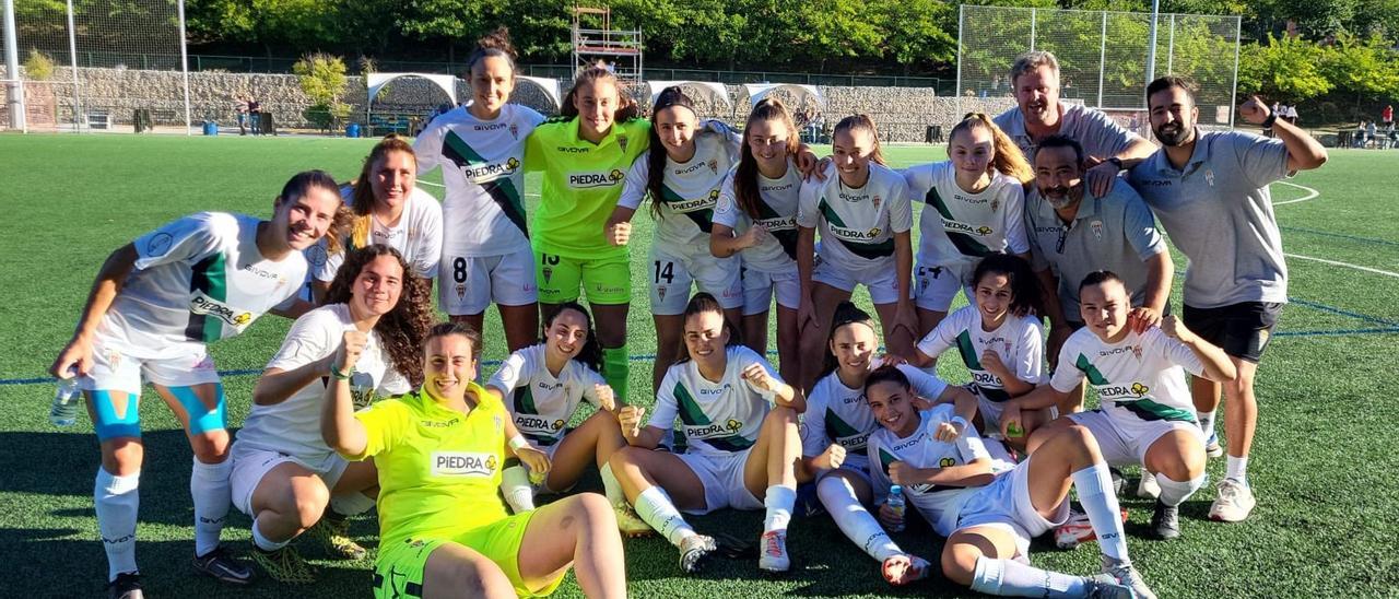 Las futbolistas y el cuerpo técnico del Córdoba CF Femenino celebran su triunfo ante el CD Parquesol.