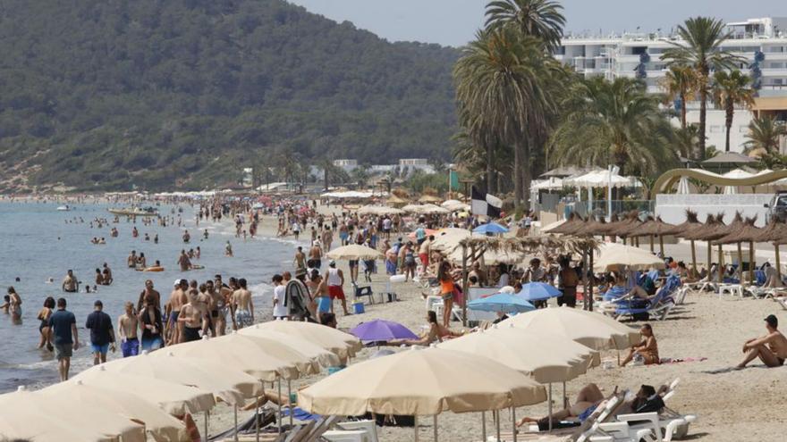 BBVA avisa de que las islas se acercan al limite de su capacidad turística. | J. A. RIERA