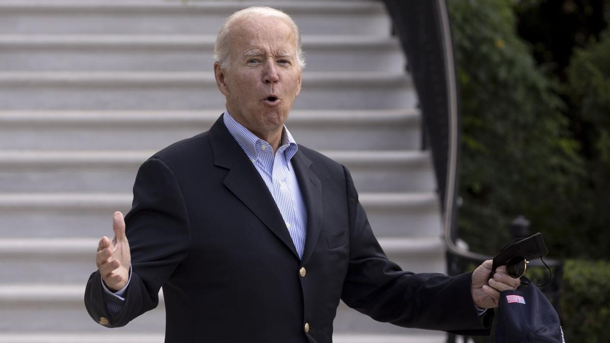 Washington (Usa), 07/08/2022.- US President Joe Biden gestures as he walks on the South Lawn to depart by Marine One, at the White House in Washington, DC, USA, 07 August 2022. Senate Democrats are working to pass their legislation to address climate and the economy, the Inflation Reduction Act, ahead of the August recess. Biden travels to Rehoboth Beach, Delaware after testing negative for Covid-19. (Estados Unidos) EFE/EPA/MICHAEL REYNOLDS