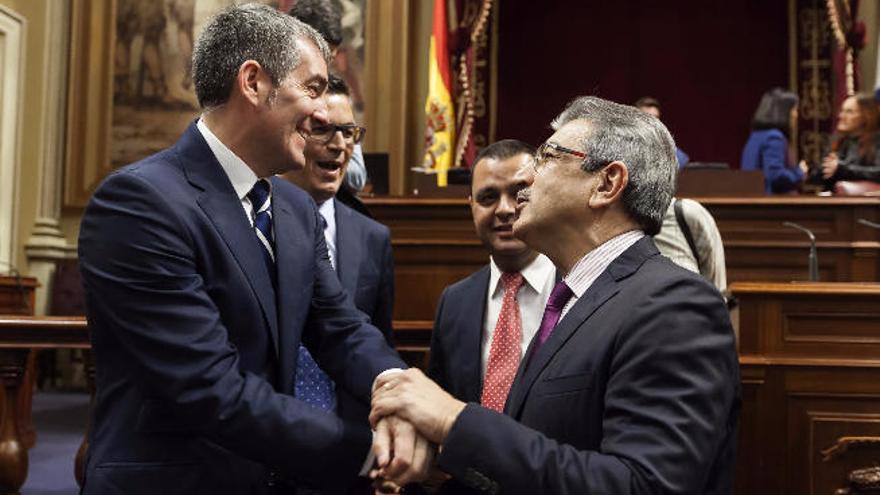 Fernando Clavijo (izquierda) y Román Rodríguez se saludan antes del inicio del pleno. Detrás Pablo Rodríguez (izquierda) y Pedro Rodríguez.