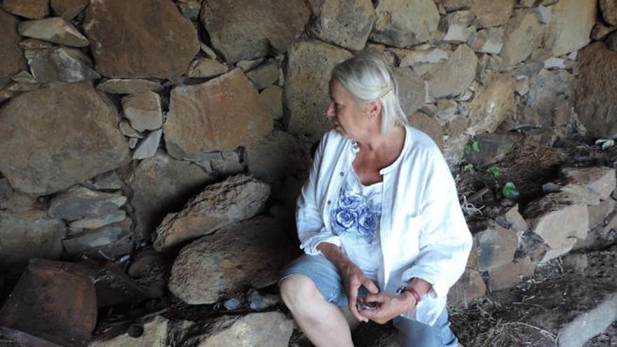 El grabado se localiza en una piedra que está situada casi en el medio de la pared de un pajero.