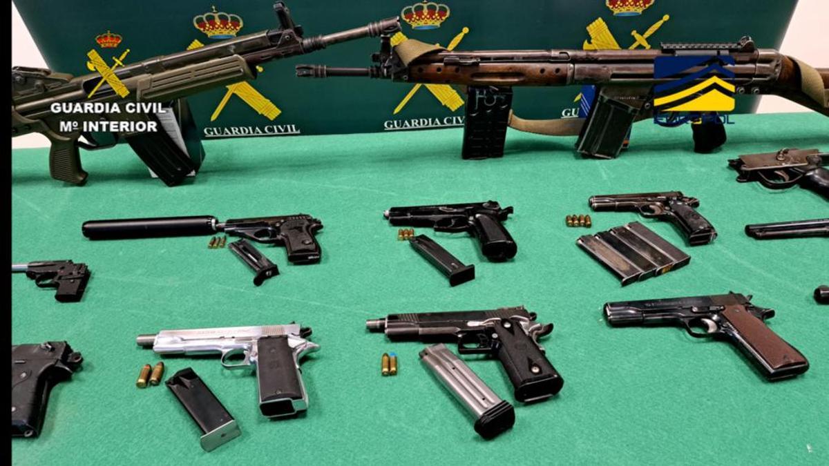 Algunas de las armas intervenidas por la Guardia Civil en España