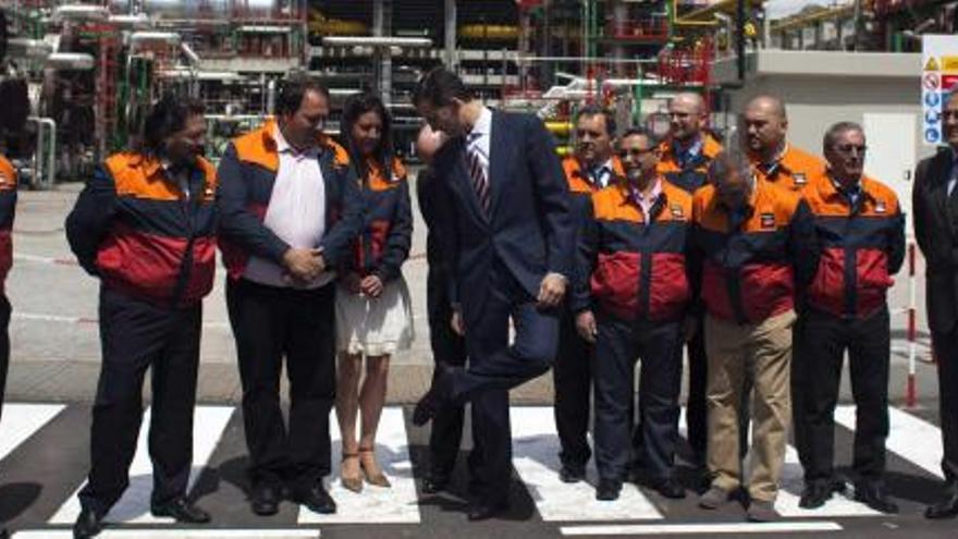 El Príncipe Felipe (en el centro de la imagen), rodeado de trabajadores de Repsol, durante la inauguración de la ampliación de la refinería de Cartagena.