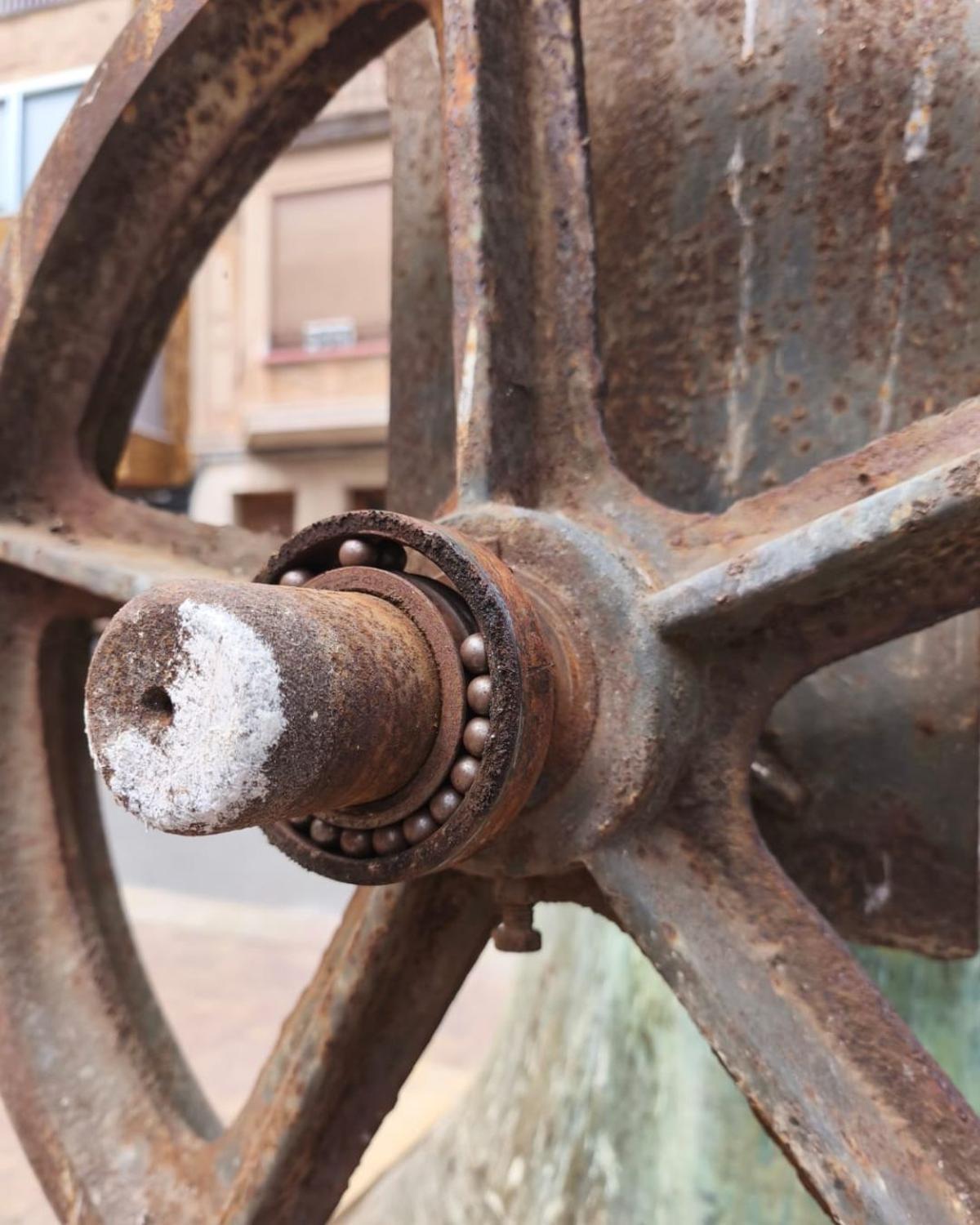 Así ha sido la retirada de la campanas en una iglesia de Castellón