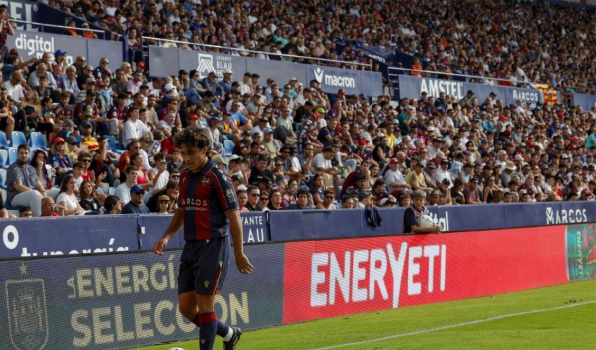 Carlos Álvarez marchándose por la banda del Ciutat ovacionado
