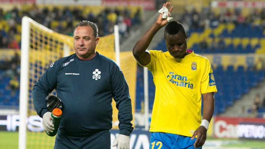 Wakaso (d), junto al médico Bolaños, se retira lesionado frente al Getafe.