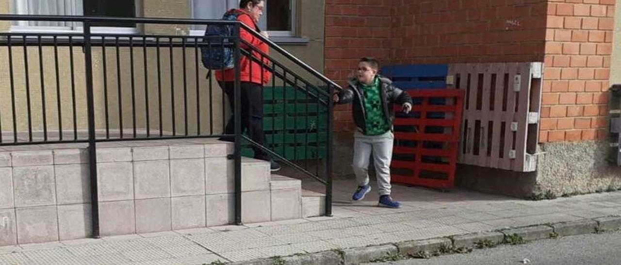 Verónica Cabal y su hijo, a la salida del colegio público de El Bosquín, en El Entrego.