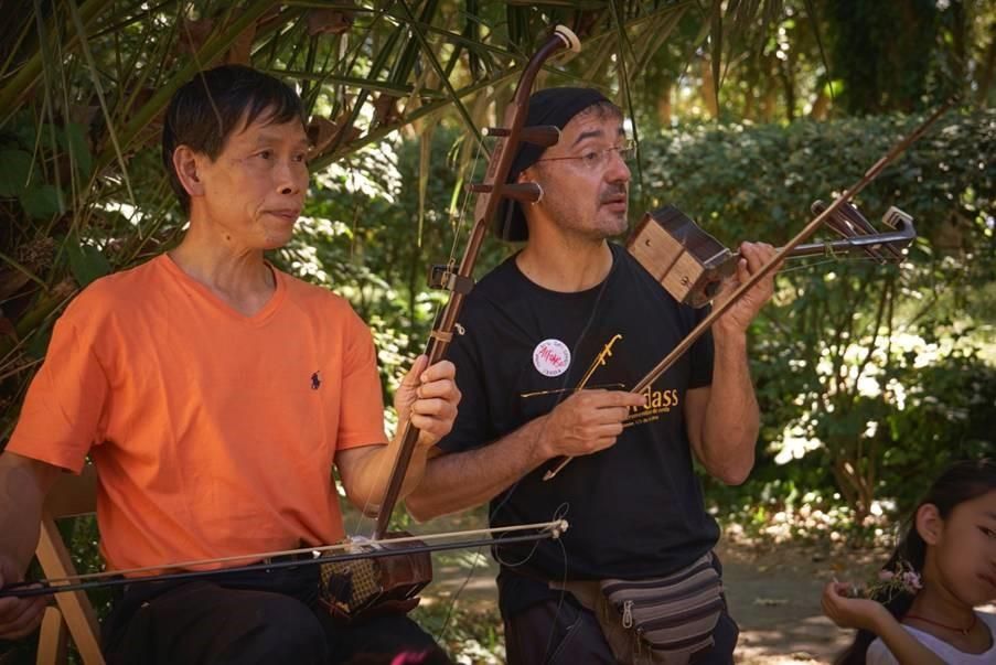 El campamento musical arranca con un encuentro con el exótico instrumento asiático