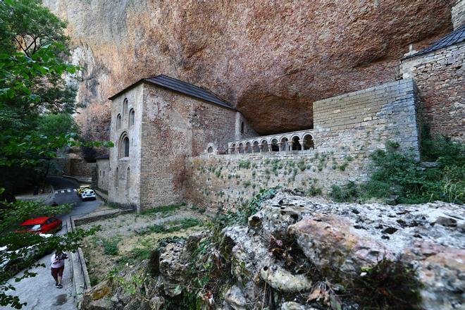 EN IMÁGENES | Así se encuentra el monasterio viejo de San Juan de la Peña tras el paso de las llamas