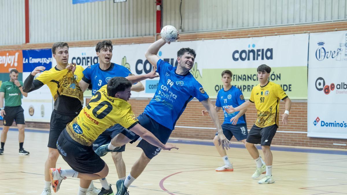Javi Sanz, en un partido de la pasada temporada celebrado en Vallobín.