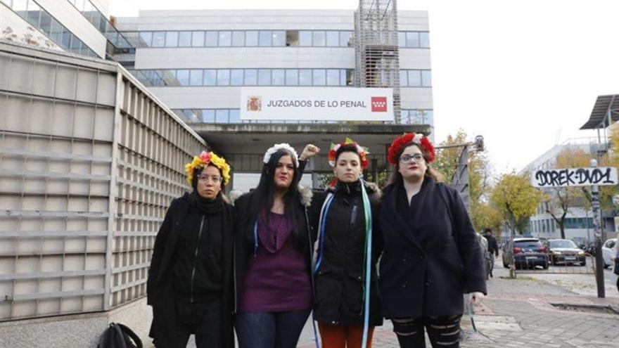 Absueltas dos activistas de Femen por encadenarse al altar de la Almudena