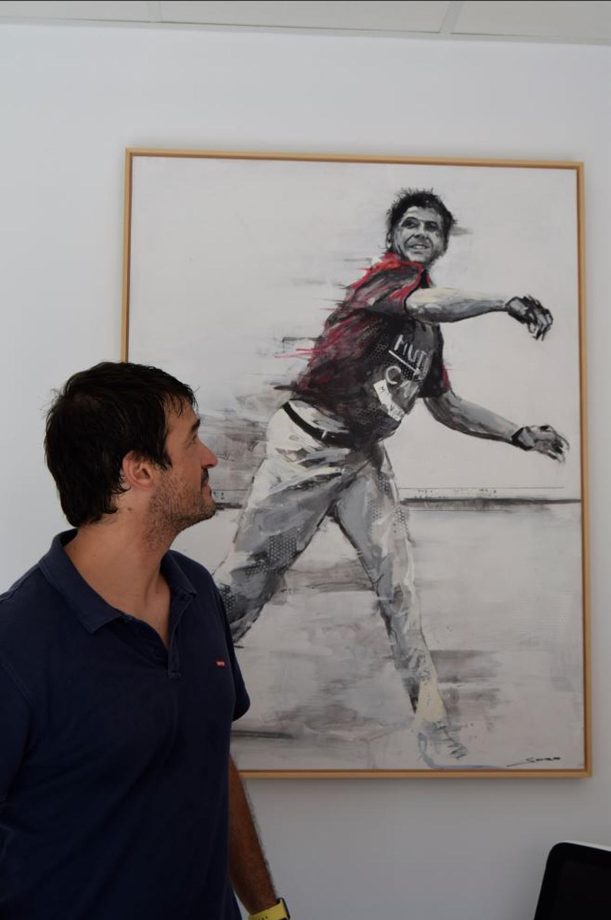 El Genovés junto a un retrato de su padre