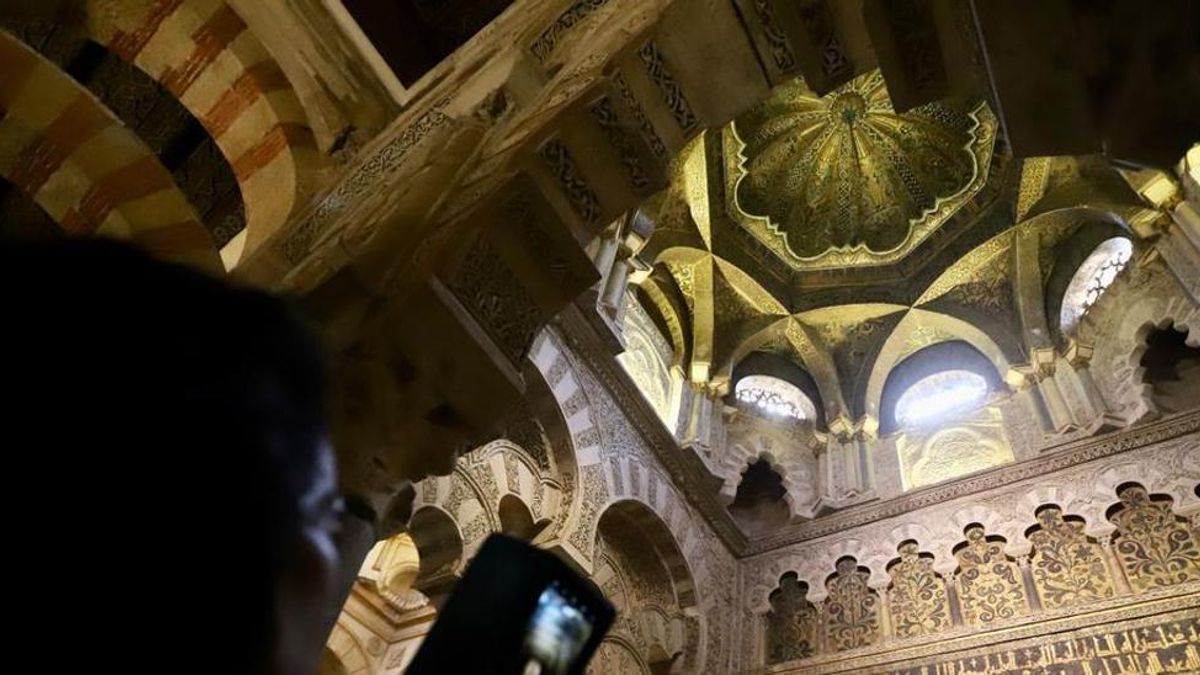 Un visitante en la macsura de la Mezquita-Catedral.