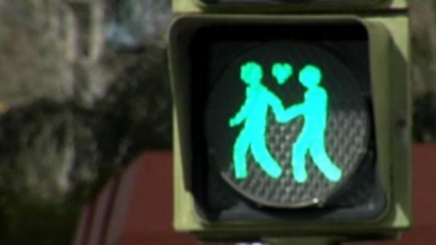 Carmena instala los primeros semáforos LGTB de toda España