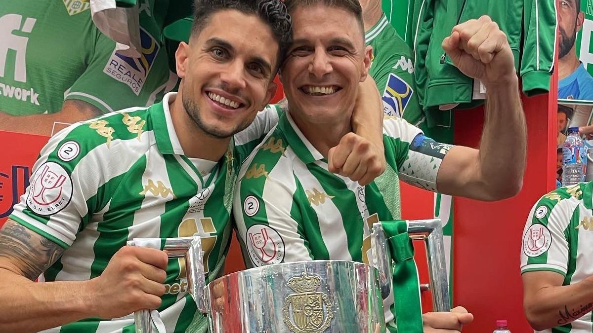 Bartra y Joaquín celebran la Copa del Rey en el vestuario del estadio de La Cartuja.