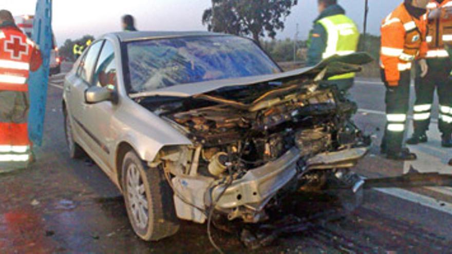 Dos personas fallecen y tres resultan heridas leves en un accidente de tráfico en Olivenza