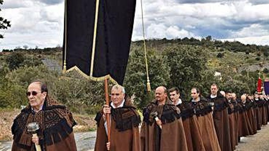 Un estanndarte negro portado por uno de los cofrades.