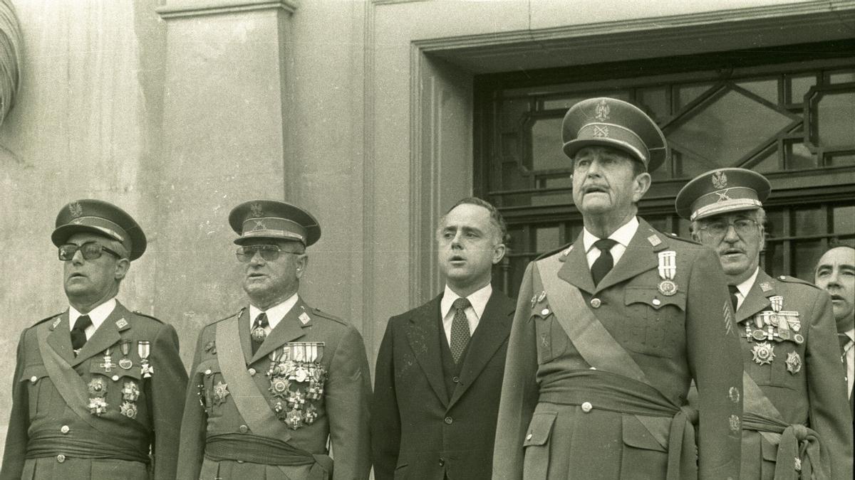 Milans del Bosch, dos meses antes del golpe de Estado, durante el acto por el que Alcoi otorgó la medalla de oro de la ciudad al 21 Regimiento Vizcaya, el mismo que sacó los tanques a la calle el 23F.