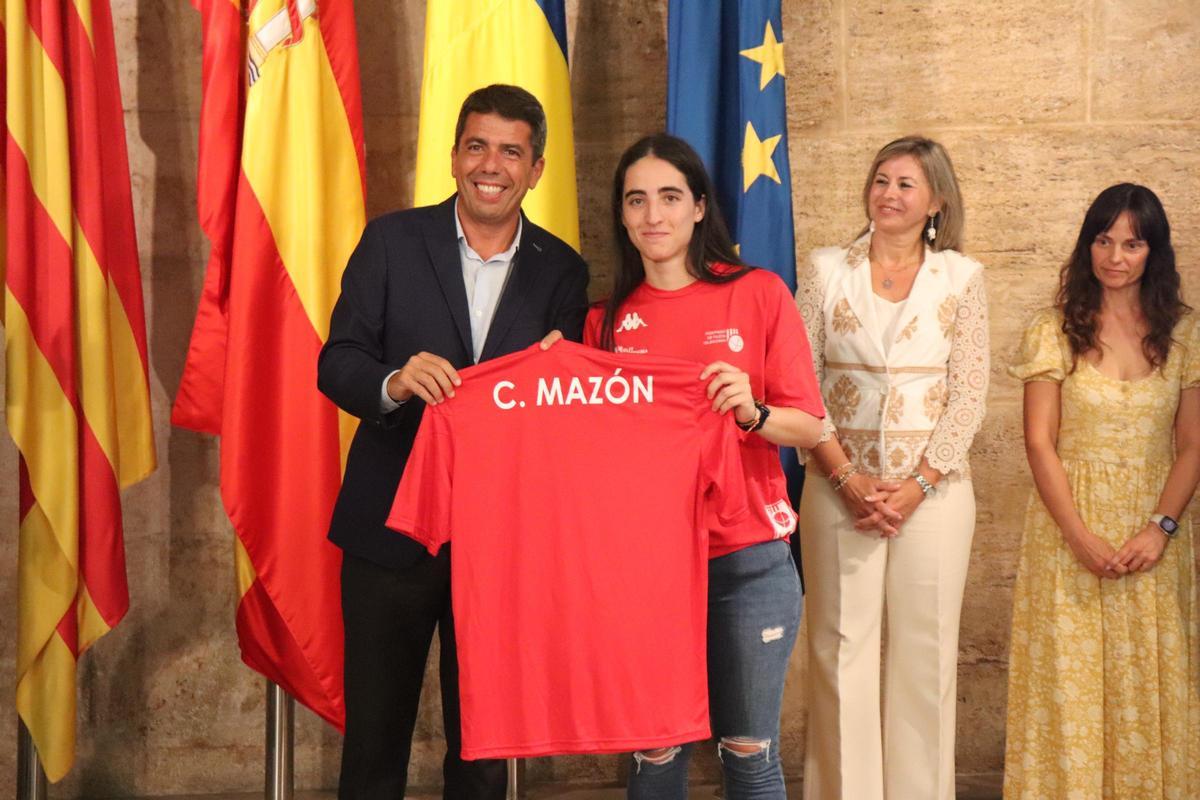 El president de la Generalitat va rebre una samarreta amb el seu nom de mans de Victoria.