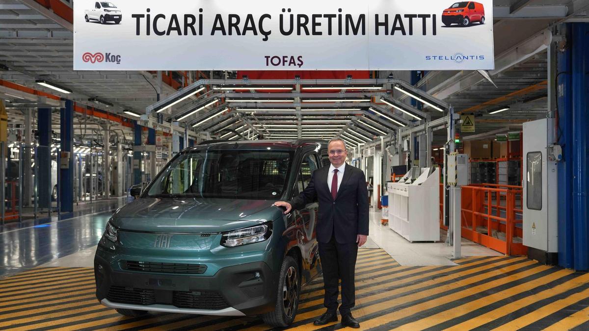 El director de Fiat en Turquía, Altan Aytaç, con una de las primeras Fiat Doblò locales.