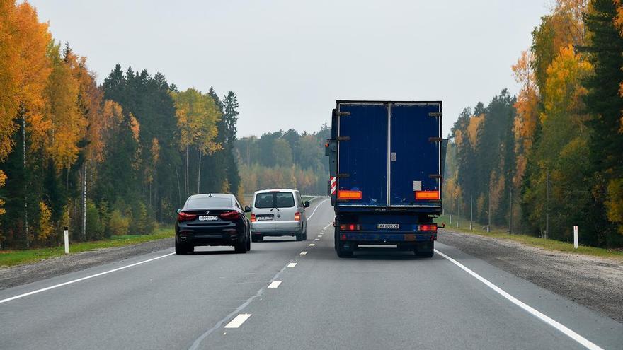 La DGT multa con 600 euros y 6 puntos por adelantar de la forma &quot;tradicional&quot; en carretera