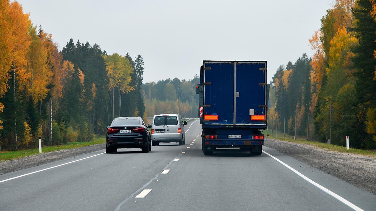 La DGT multa con 600 euros y 6 puntos por adelantar de la forma "tradicional" en carretera